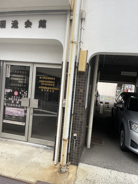 高松市　劣化した縦樋（入口側）